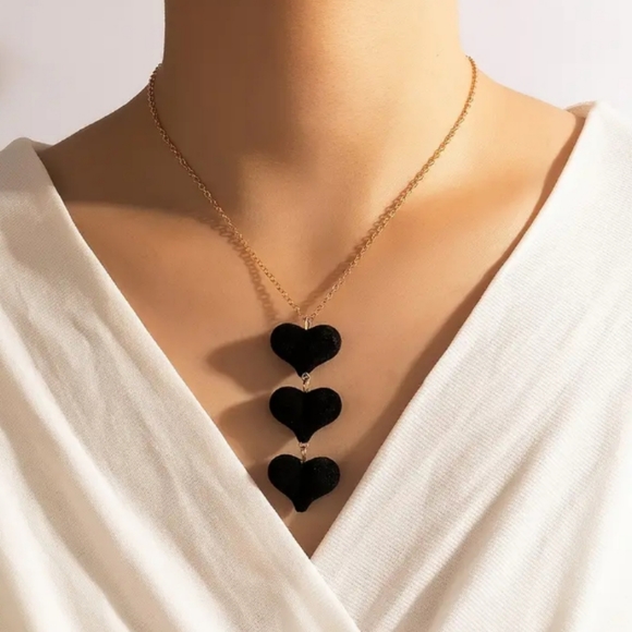 Jewelry - Stunning black hearts necklace